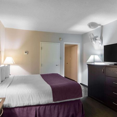 Quality Inn & Suites Йеллоунайф Экстерьер фото