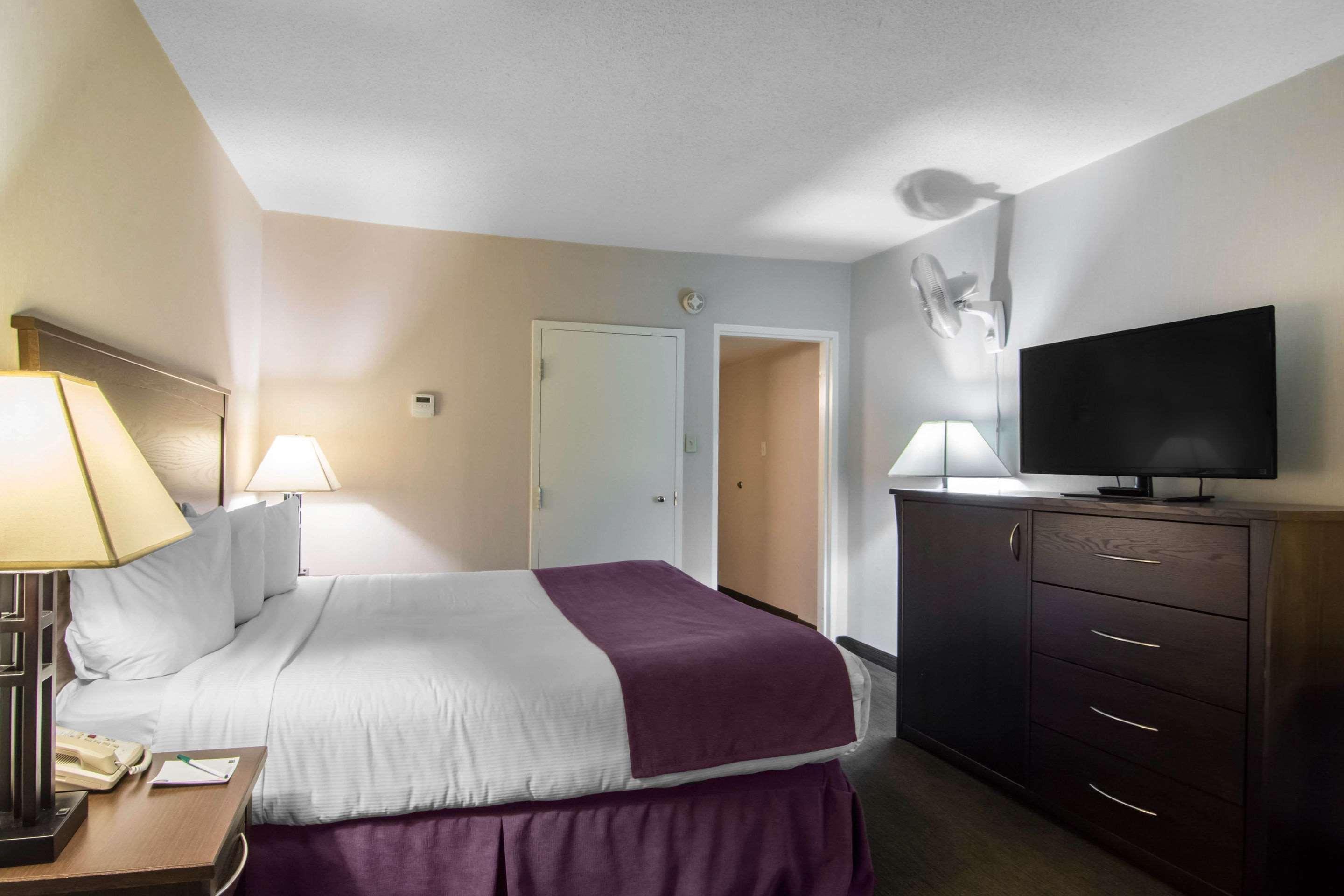 Quality Inn & Suites Йеллоунайф Экстерьер фото