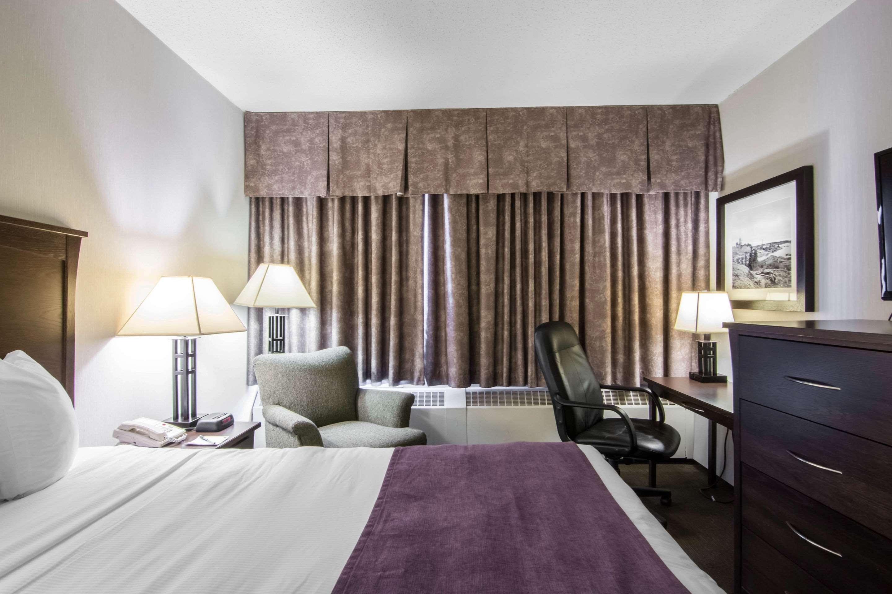 Quality Inn & Suites Йеллоунайф Экстерьер фото