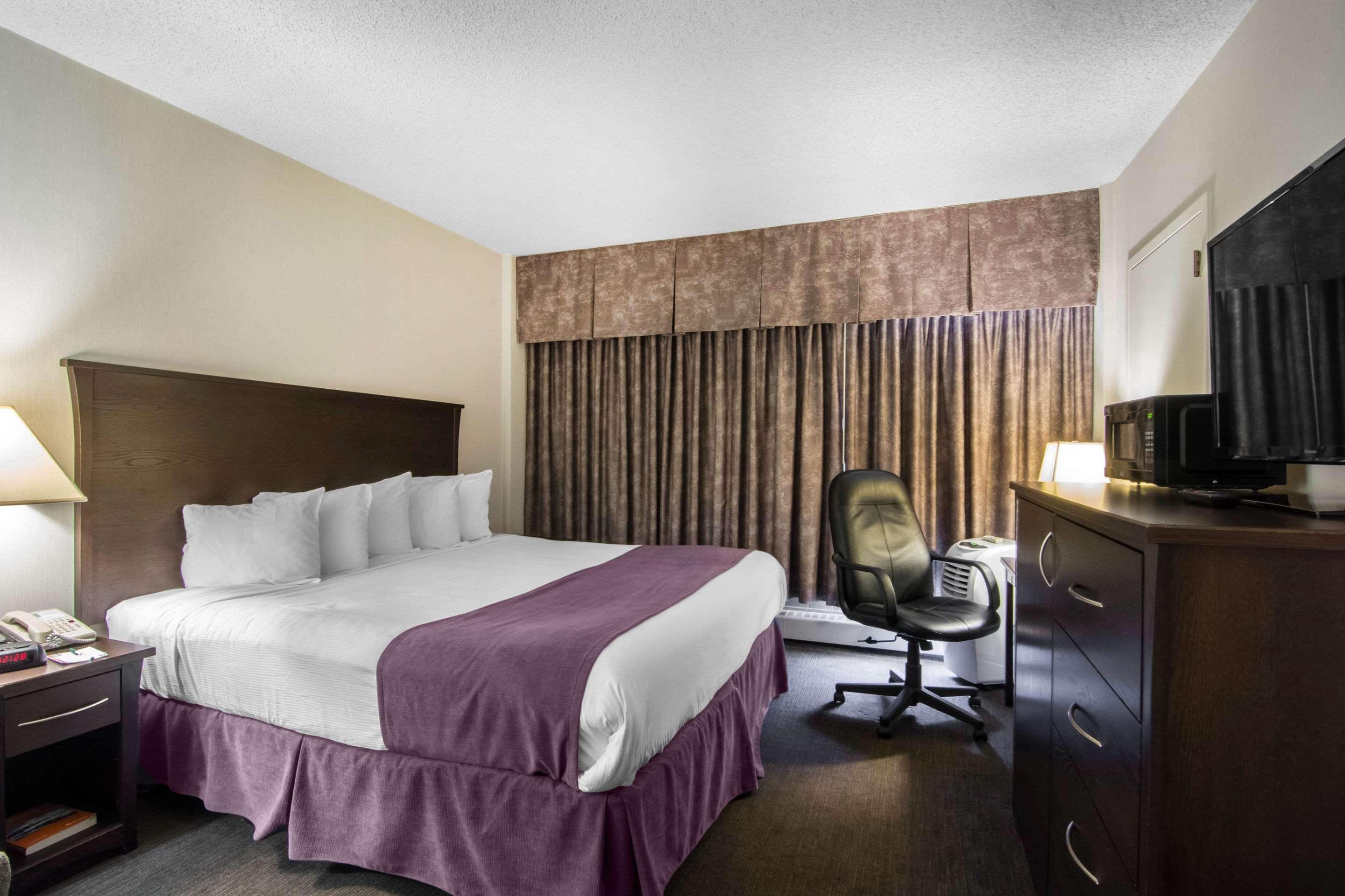 Quality Inn & Suites Йеллоунайф Экстерьер фото