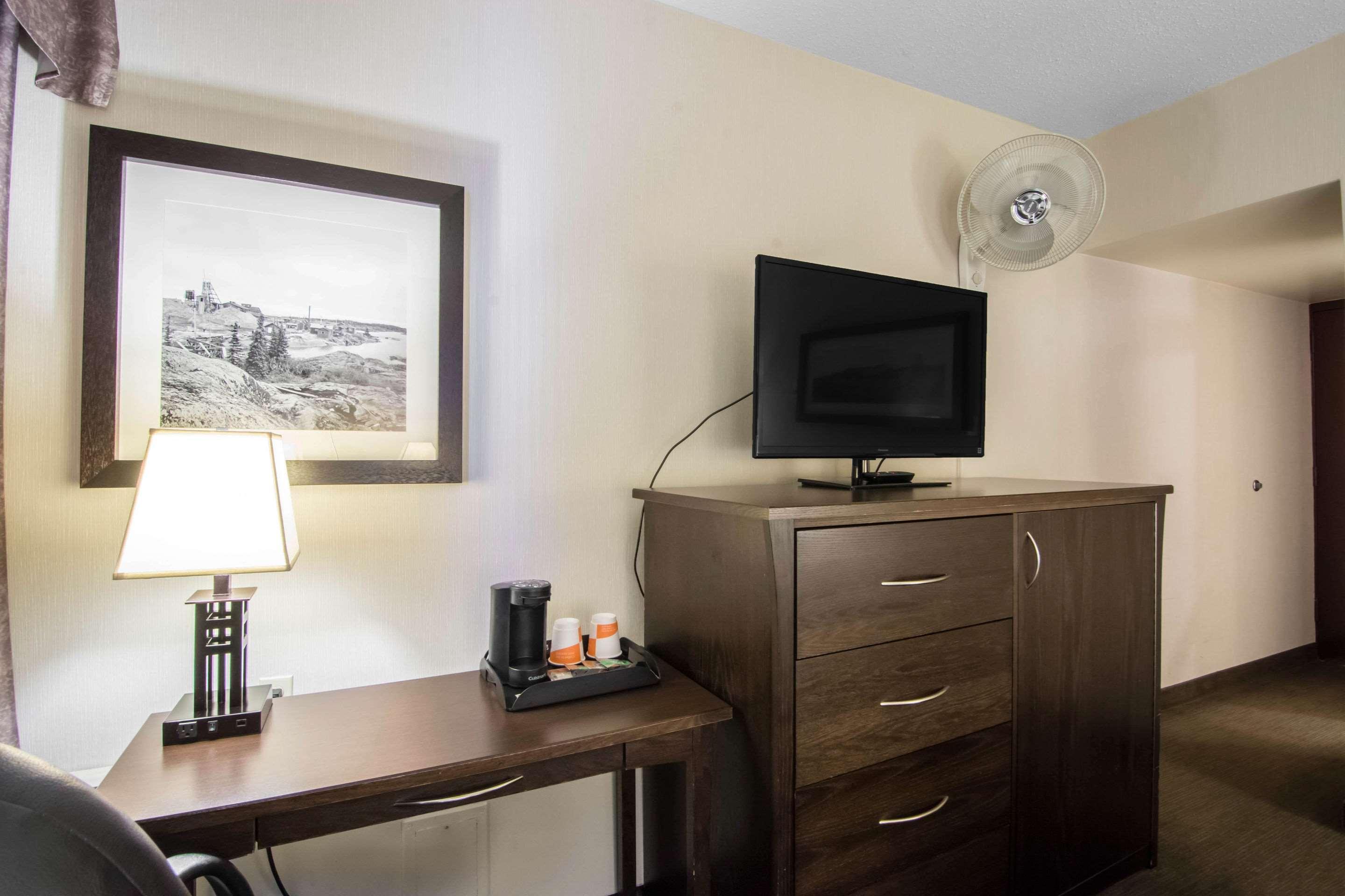 Quality Inn & Suites Йеллоунайф Экстерьер фото