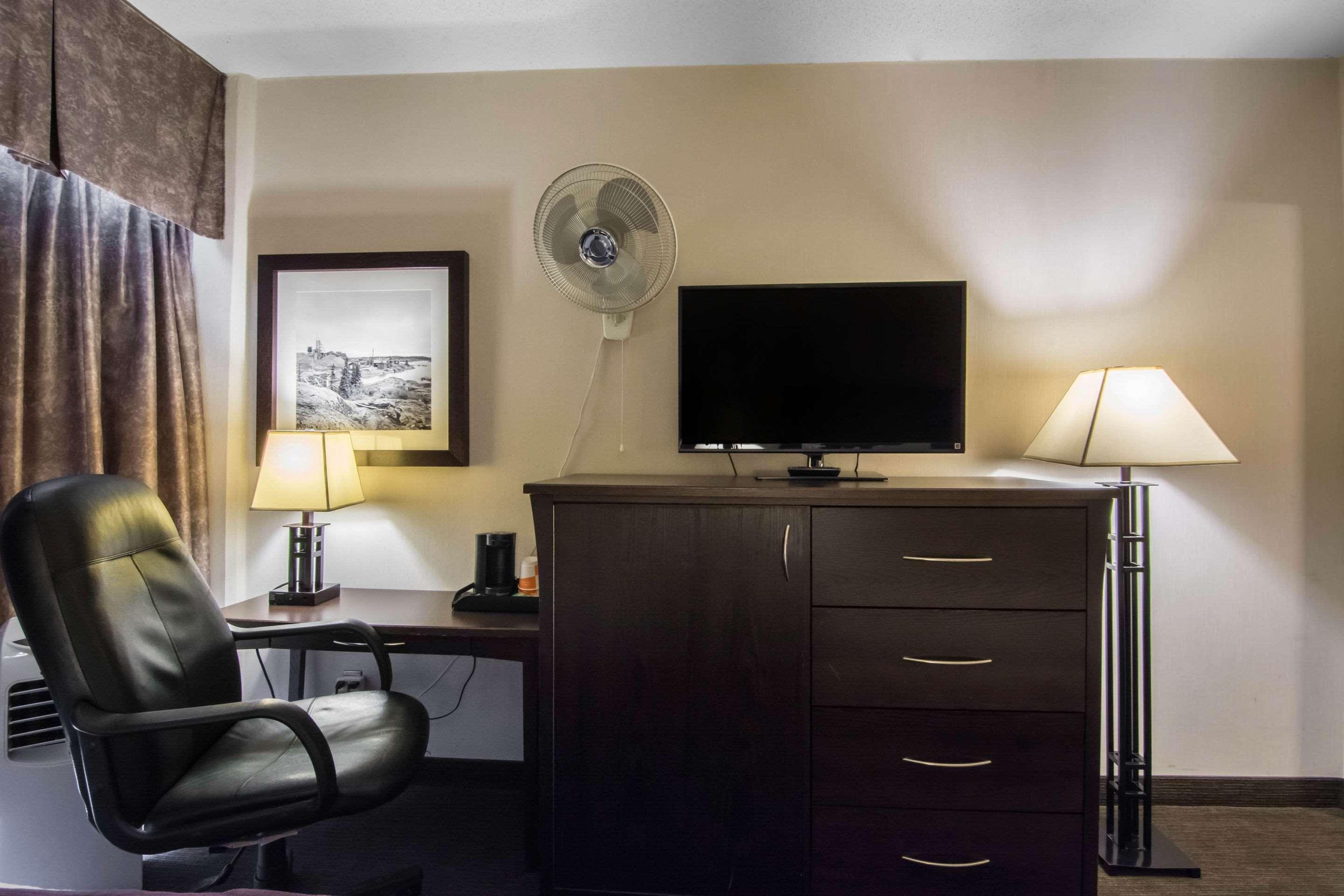 Quality Inn & Suites Йеллоунайф Экстерьер фото