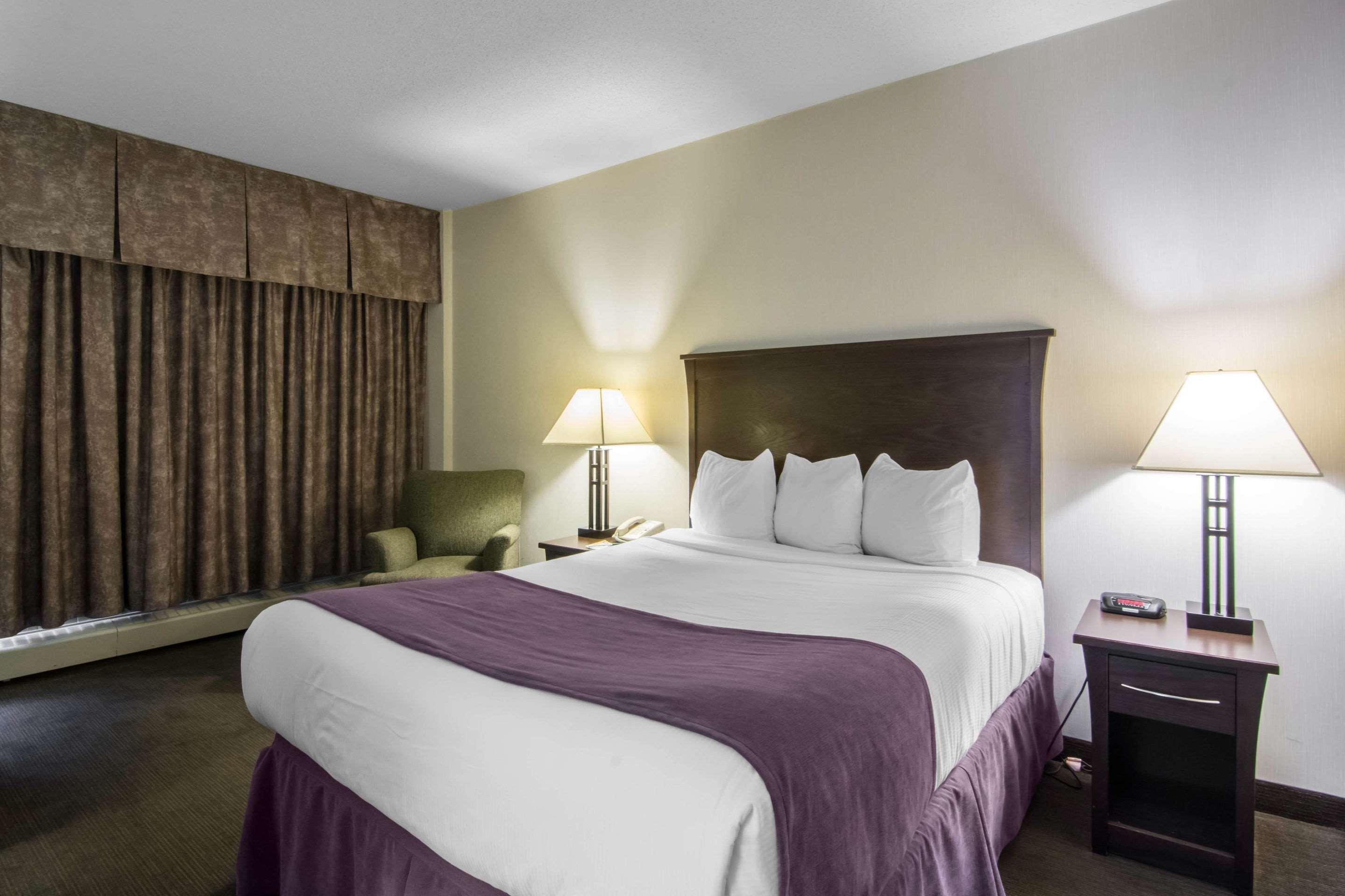 Quality Inn & Suites Йеллоунайф Экстерьер фото