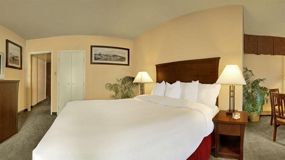 Quality Inn & Suites Йеллоунайф Экстерьер фото