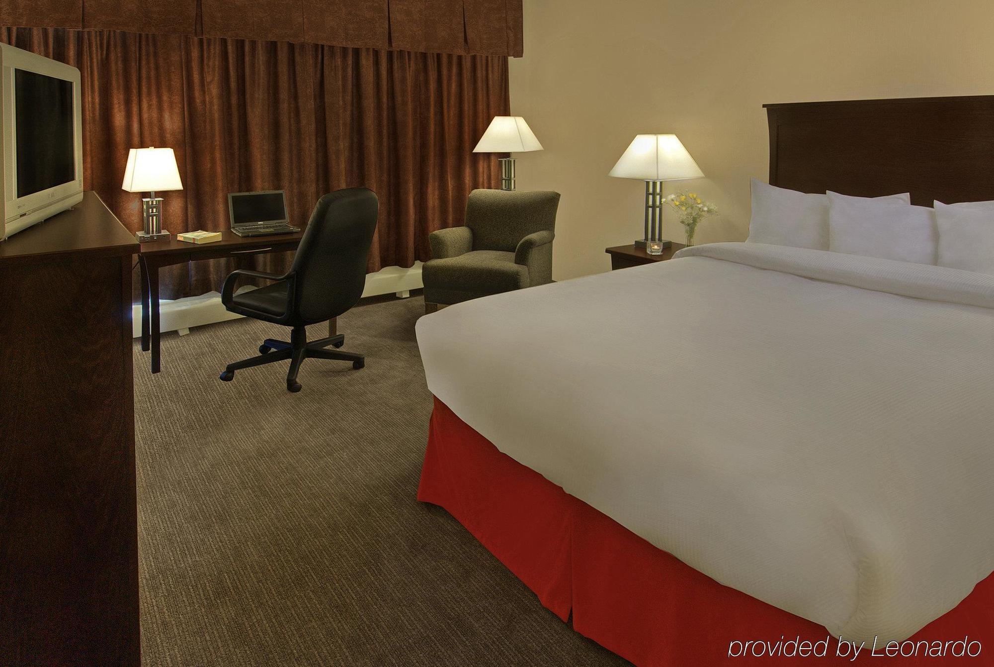 Quality Inn & Suites Йеллоунайф Экстерьер фото